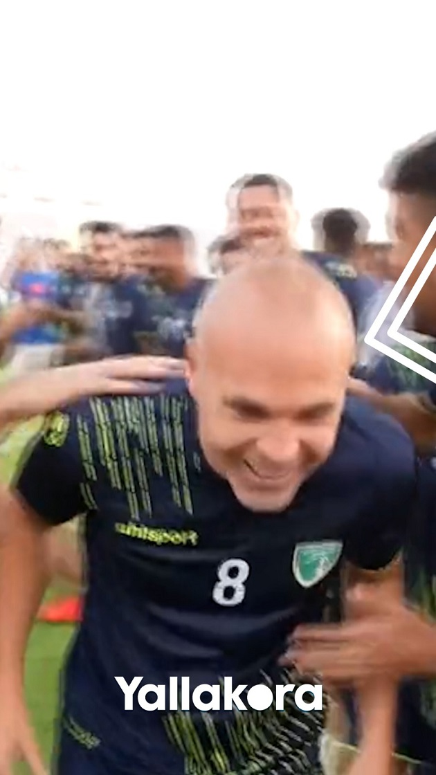 استقبال إنييستا في أول حصة تدريبية مع فريق الإمارات